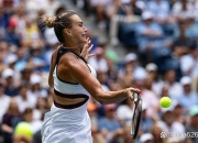 南宫体育-阿扎伦卡在巴塞罗那比赛中问鼎冠军，连败引发热议！的简单介绍