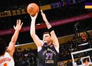 南宫体育- 东契奇24+10+8欧文空砍45分 kd低迷篮网负独行侠 