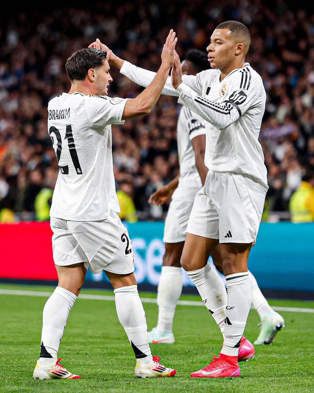 国王杯集结日再迎强敌,法兰克福门线救险,主帅态度:令人意外,官宣口径保持一致的简单介绍 国王杯集结日再迎强敌,法兰克福门线救险,主帅态度:令人意外,官宣口径保持一致的简单介绍