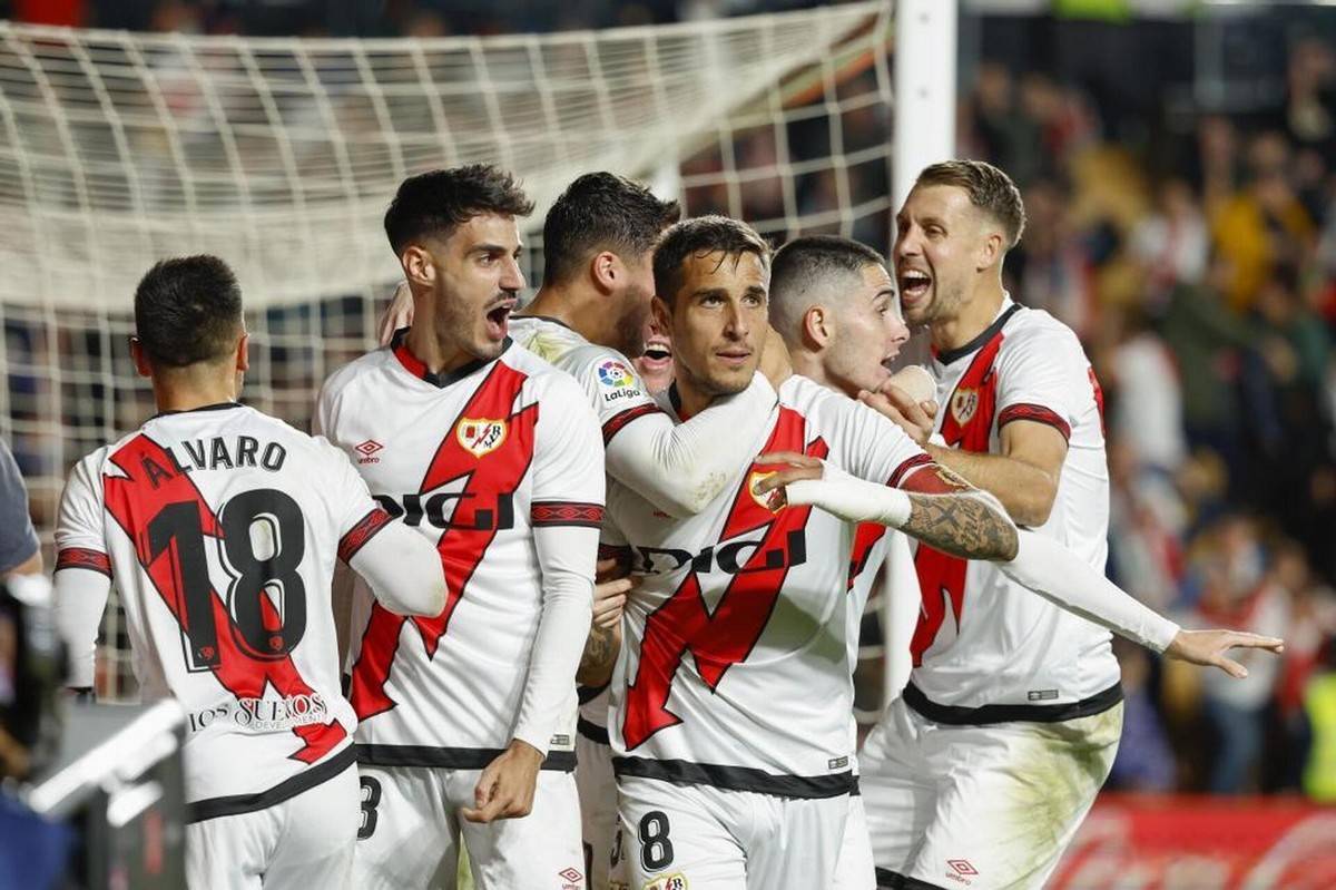 里程碑夜!比利亚雷亚尔手感冰凉,英超官宣日刷纪录,压力陡增,更衣室氛围转暖的简单介绍 里程碑夜!比利亚雷亚尔手感冰凉,英超官宣日刷纪录,压力陡增,更衣室氛围转暖的简单介绍