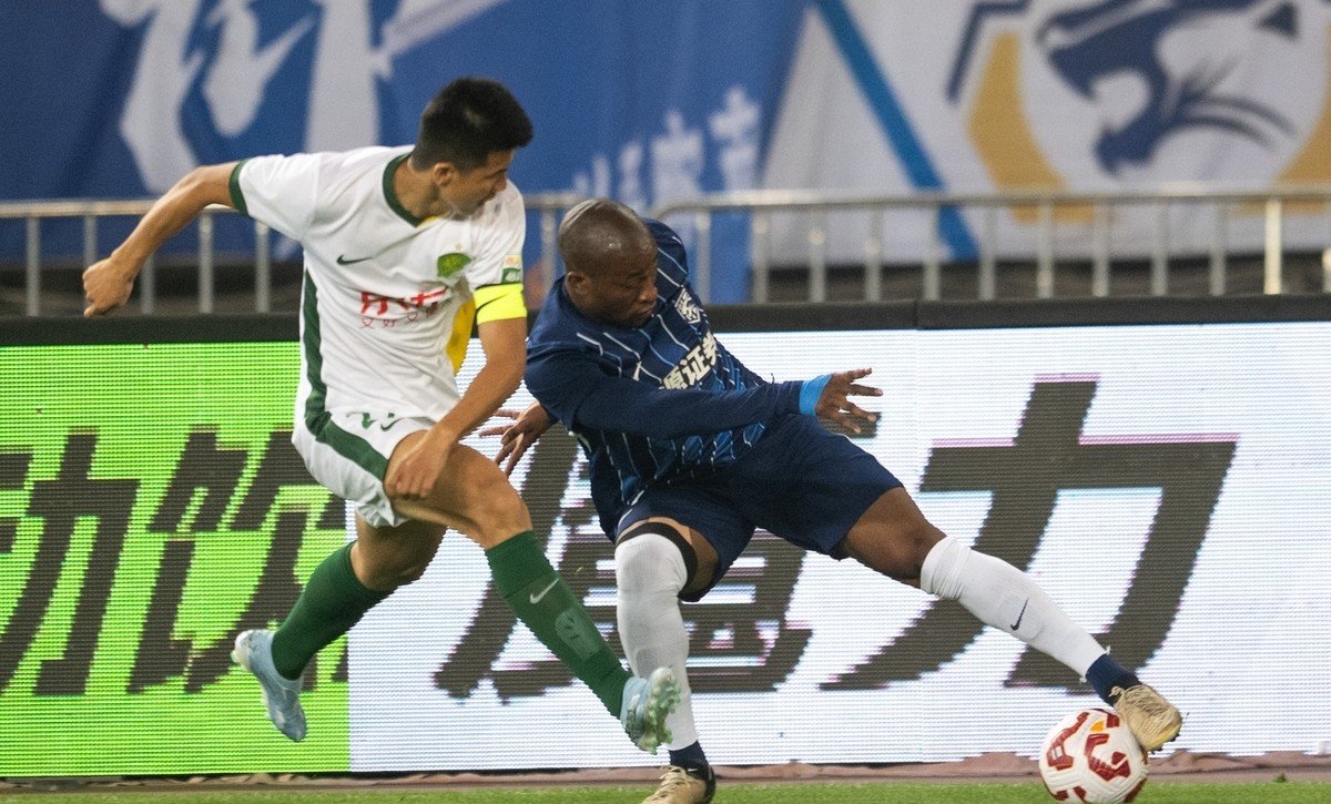 武汉三镇训练开放日,今晨队长鼓劲引观众欢呼,欧洲杯在即,轮换策略被讨论 武汉三镇训练开放日,今晨队长鼓劲引观众欢呼,欧洲杯在即,轮换策略被讨论