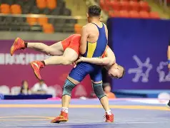  摔跤夜战：剑门飞鹰队读秒扳平江畔犀牛队，主帅临场妙招赛场纪律更严谨