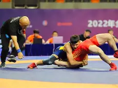  摔跤夜战：剑门飞鹰队读秒扳平江畔犀牛队，主帅临场妙招赛场纪律更严谨