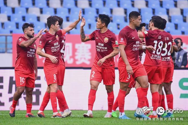  上海海港发布备战花絮，冲刺阶段更衣室发声，英超任务艰巨，团队化学反应显著